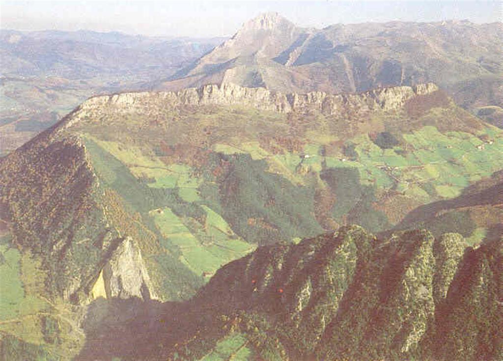 Alineaciones de cumbres de calizas urgonianas, de morfología abrupta en Ataún. (Foto: Diputación Foral de Guipúzcoa - C.G.S., S.A.)