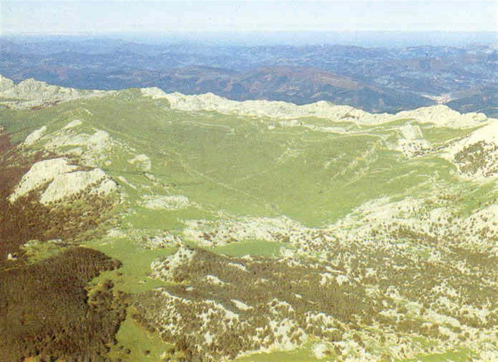 La depresión de Urbia constituye un rasgo geomorfológico de interés (4 km de largo, 1 km. de ancho y 300 m. de profundidad). (Foto: Diputación Foral de Guipúzcoa - C.G.S., S.A.)