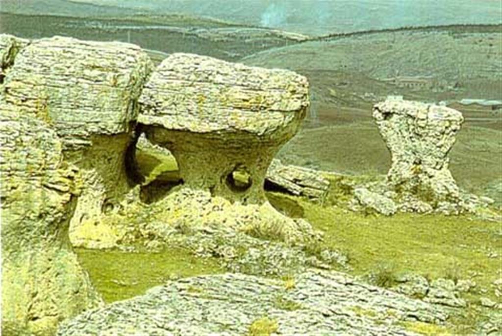Mesa de las Tuerces. Paisaje kárstico ruiniforme, donde destaca la presencia de torres calcáreas aisladas.