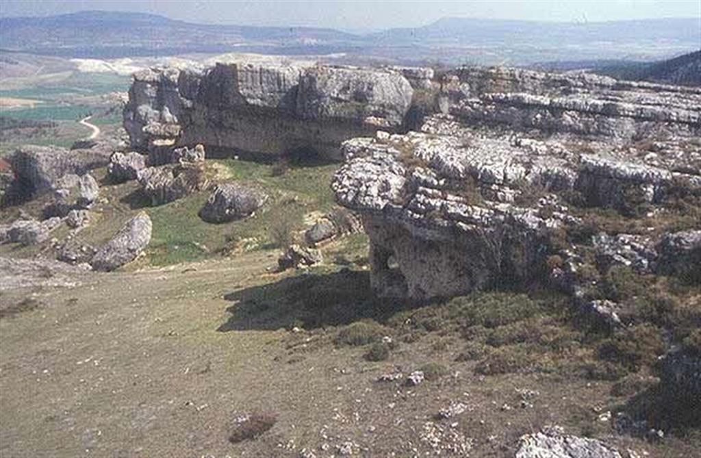 Paisaje kárstico de la Lora de las Tuerces muy evolucionado, con pasillos entre las mesas calcáreas y arcos que evidencian la presencia de antiguas cavidades kársticas (Cuevas).