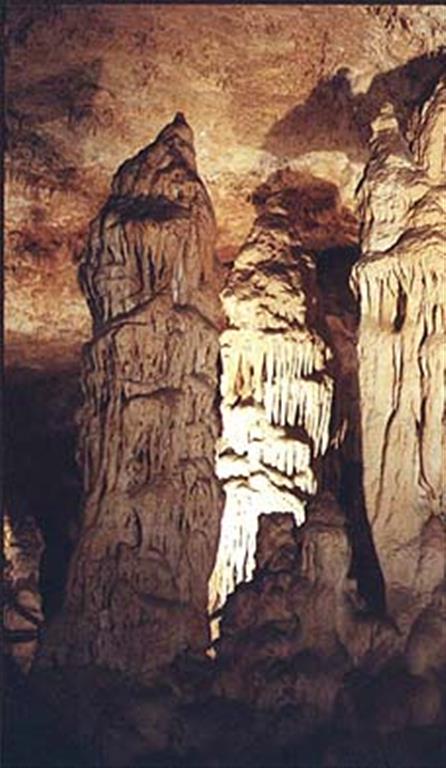 Cueva de los Franceses. Abundan las columnas y las estalagmitas.