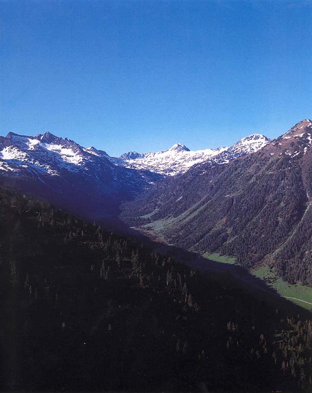 El río Garona nace en este valle cuyo claro perfil en "U" denuncia su origen glaciar. (Foto: ENRESA-R. Nuche del Rivero).