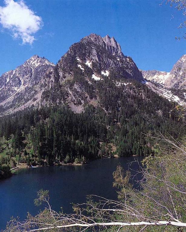 El Lago de Sant Murici está presidido por los legendarios picos Els Encantats (dos cazadores encantados).