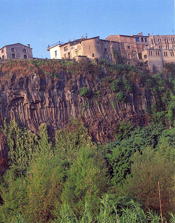 Espectacular ejemplo de disyunción columnar de basaltos en el acantilado del río Fluviá en Castellfollit de la Roca. (Foto: ENRESA-R. Nuche del Rivero).