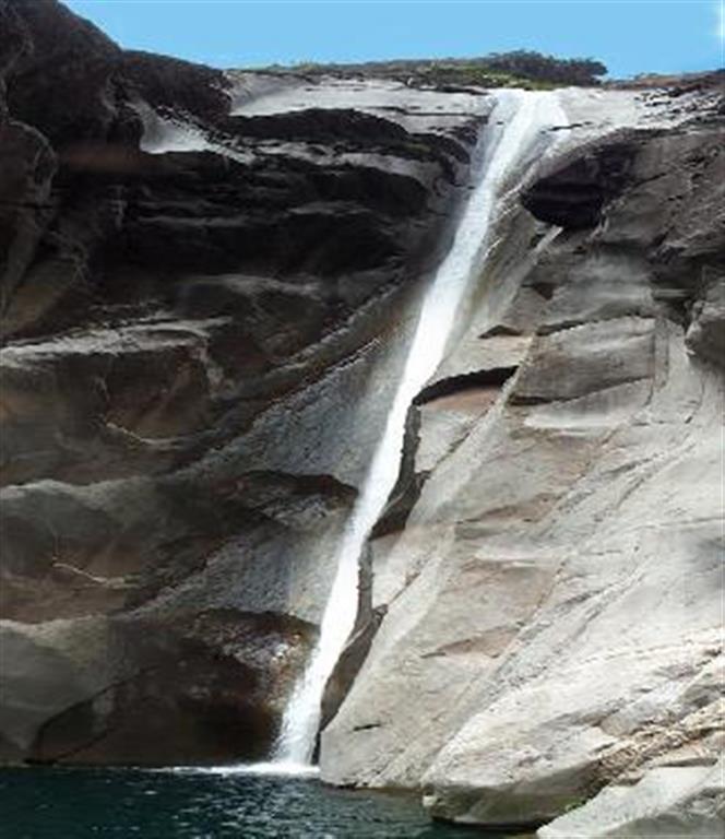Cañón del Río Tera. Aguas arriba de Ribadelago Viejo, el Tera se precipita entre rocas modeladas por el hielo de la lengua glaciar que procedía de Peña Trevinca, formando bellas cascadas y profundas pozas.