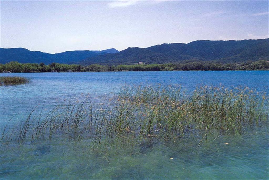 Como consecuencia de la carga t descarga del sistema kárstico el lago sufre variaciones de nivel. (Foto: ENRESA-R. Nuche del Rivero).