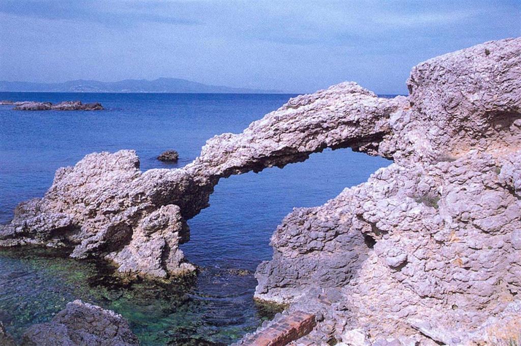Arco natural, consecuencia de procesos erosivos en las calizas de la costa de Ampurias. (Foto: ENRESA-L. Pallí Buxó).