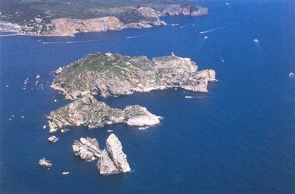 Archipielago de las Islas Medas, formado por materiales mesozoicos, (calizas, margas y yesos del Cretácico, Jurásico y Triásico).