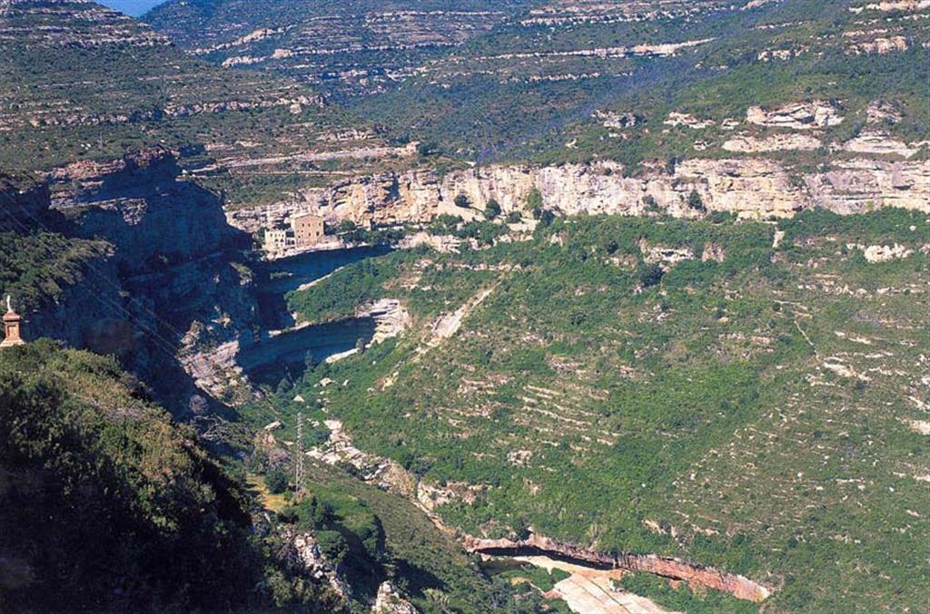 Panorámica de San Miguel de Fai y del valle encajado del río Tenes, en primer término. (Foto: ENRESA-R. Nuche del Rivero).