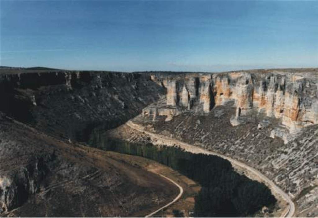 Hoces del Río Riaza. Capas horizontales de calizas y dolomías del Cretácico superior en las proximidades del río Riaza afectadas por procesos erosivos de diversos tipos.