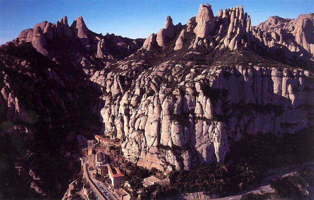 Montserrat está constituída por una enorme masa de conglomerados eocenos procedentes de la cadena litoral. (Foto: ENRESA-TAVISA).