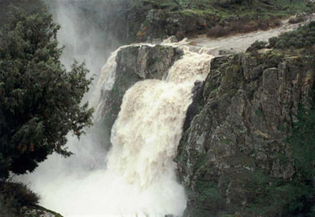La caída del agua produce que este de lugar a los humos que dan nombre a la cascada.