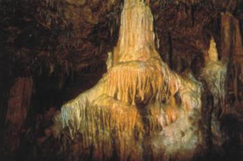 La Cueva de los Enebralejos (Segovia) se caracteriza por el colorido de sus espeleotemas, que conforman conjuntos de gran belleza.