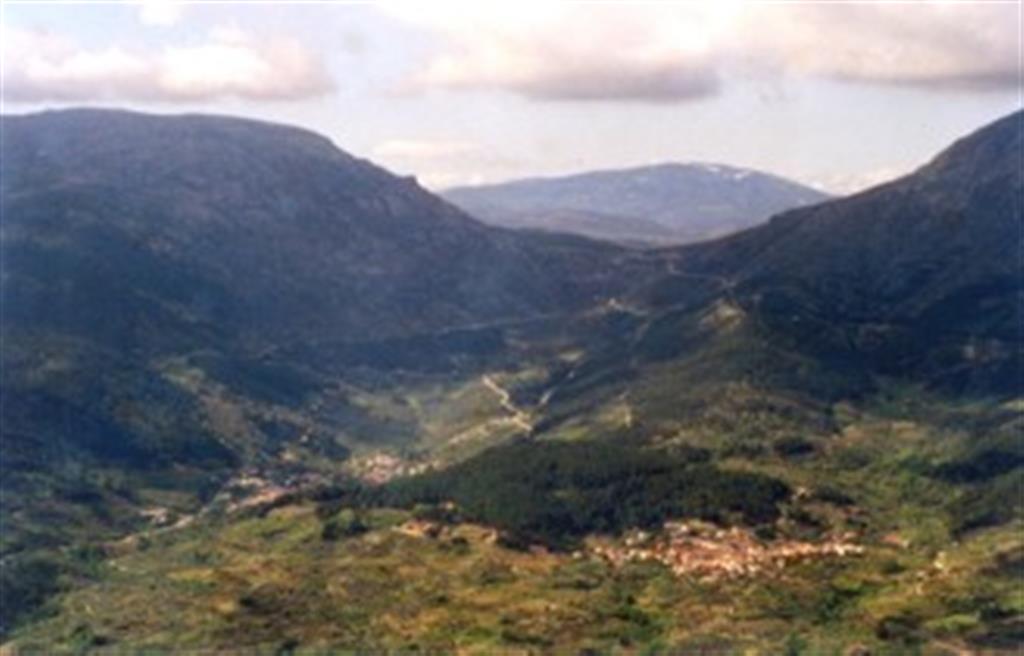 El Valle de las Cinco Villas o Barranco de las Cinco Villas (Villa de Mombeltran y Cuevas Villarejo, San Esteban y Santa Cruz del Valle) desciende hacia el sur desde el Puerto del Pico.