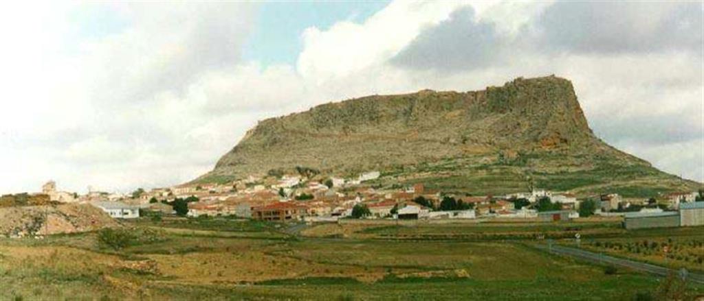 El pueblo está situado al pie de una meseta de roca, de paredes casi verticales de más de 100 m. de altura (Foto: ENRESA-R. Nuche del Rivero)