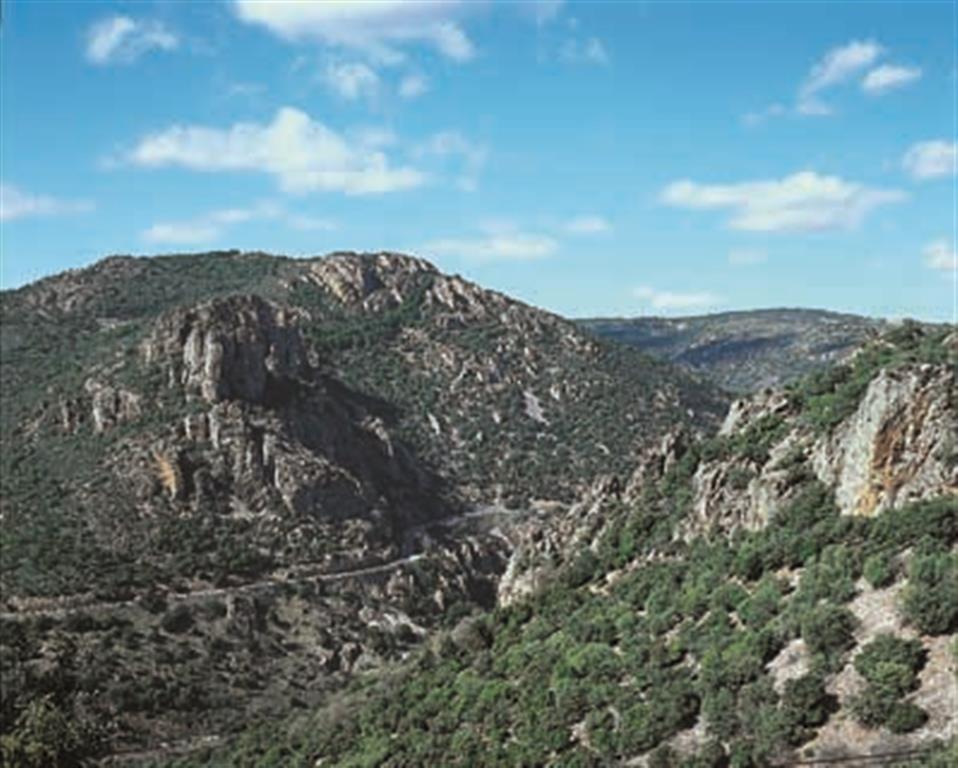 Desfiladero de Despeñaperros, con la autovía Madrid-Cádiz en la parte inferior. Este paso natural comunica la región de Andalucía con el centro de la península. (Foto: ENRESA. R. Nuche del Rivero).