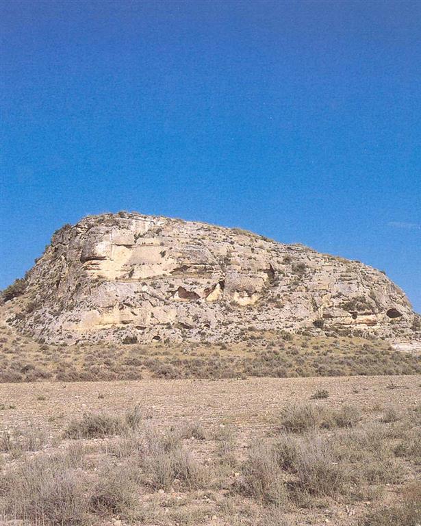 "Muela" biocalcarenítica con gran abundancia de fósiles de edad miocena.  (Foto: ENRESA-R. Nuche del Rivero, 2003)