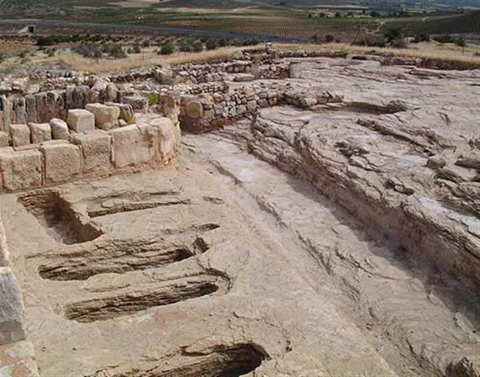 El Tomo de Minateda alberga, además, un impresionante yacimiento arqueológico, con restos romanos, visigóticos y árabes (Foto ENRESA, Nuche del Rivero, 2003).