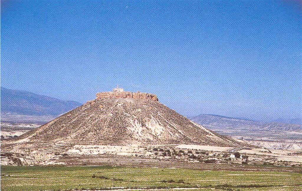 Vista general del cerro del castillo en la llanura de Puebla de Mula. (Foto: FUNDACIÓN SÉNECA)