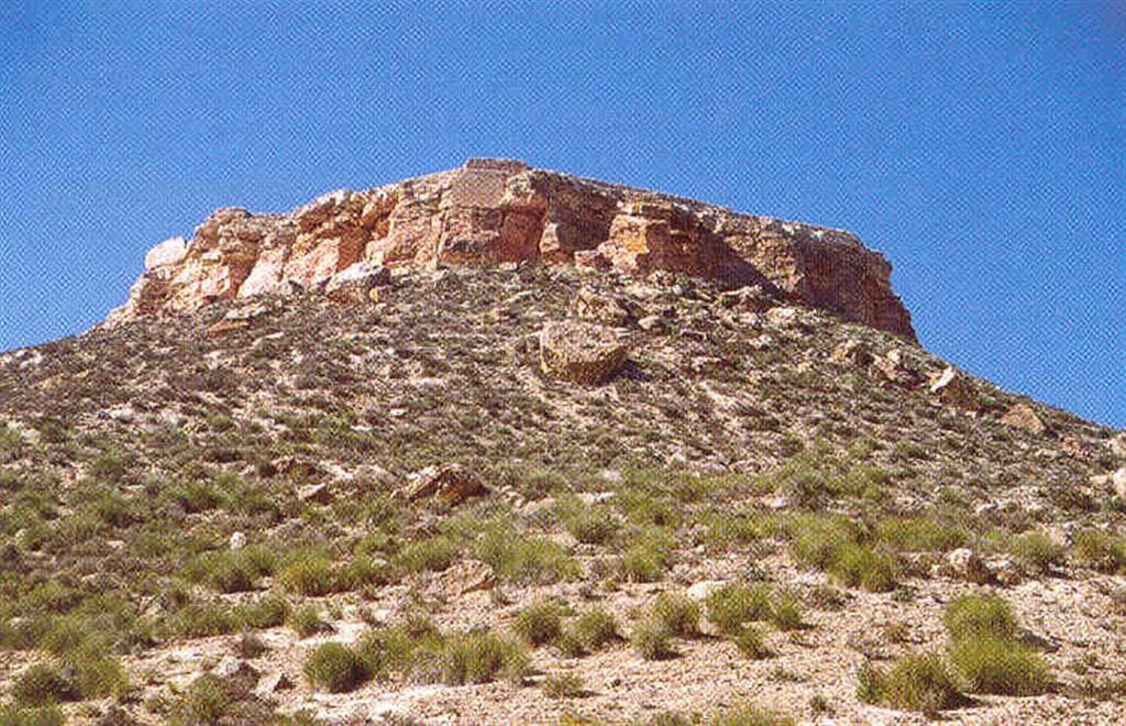 Detalle de las calizas travertínicas, profundamente fracturadas que coronan el cerro. (Foto: FUNDACIÓN SÉNECA)