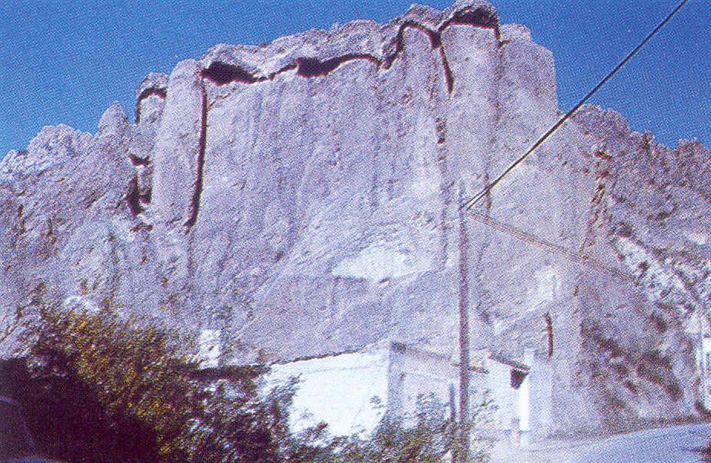 Terraza del Segura a 25 m. de altura, discordante sobre el Trias, a la entrada de Ojós. (Foto: FUNDACIÓN SÉNECA)