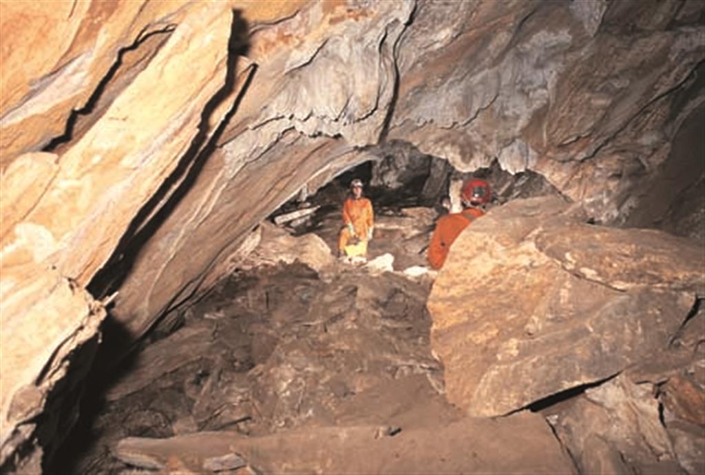 En las calizas cámbricas que constituyen este cerro, se ha desarrollado una importante forma endokárstica, la Cueva de los Covachos. En ella se han encontrado restos del Neolítico, Calcolítico y Bronce. (Foto: ENRESA-SOCIEDAD ESPELEOLÓGICA GEOS).