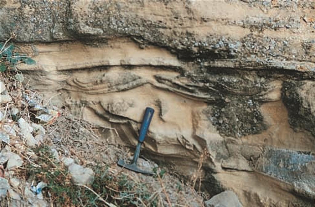 Estructuras sedimentarias de deformación (estructuras de carga) producidas por licuefacción inducida por el oleaje de tormenta. (Foto: ENRESA-P. Alfaro García).