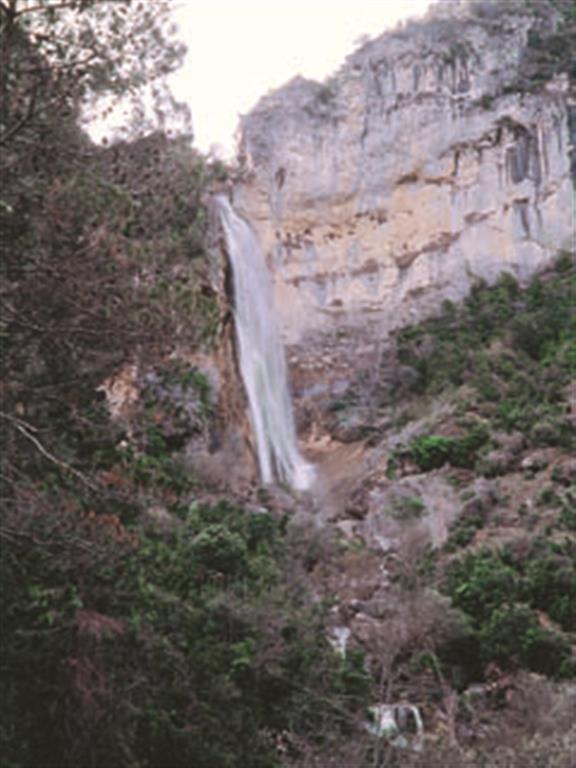 Dolinas, lapiaces y valles kársticos son algunas de las formas exokársticas que caracterizan la Sierra de Cazorla. De igual forma, existe un conjunto de cavidades de desarrollo principalmente vertical.  (Foto: ENRESA-JJ. Durán Valsero).