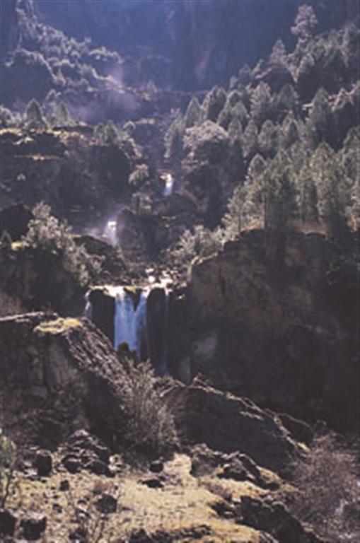 Perfil escalonado del río Borosa entre el Salto de los Órganos y la Central Hidroeléctrica. Los numerosos saltos de agua están ligados a depósitos de travertinos. (Foto: ENRESA-P. Alfaro García).