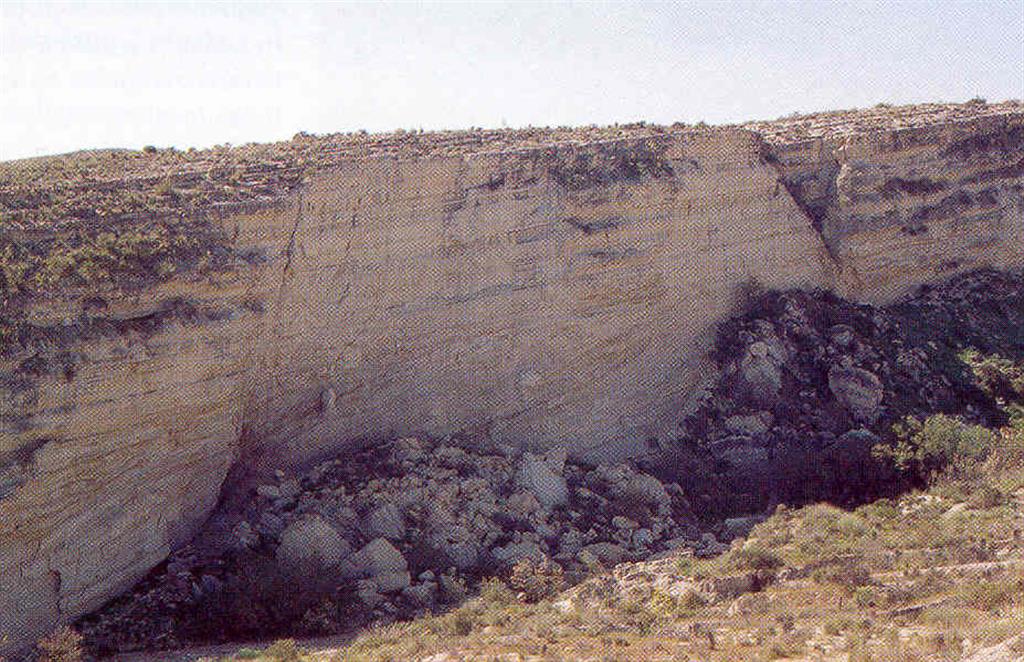 Se observa que la pared de la Rambla está afectada por fallas así como la presencia de una discordancia erosiva. (Foto: FUNDACIÓN SÉNECA)