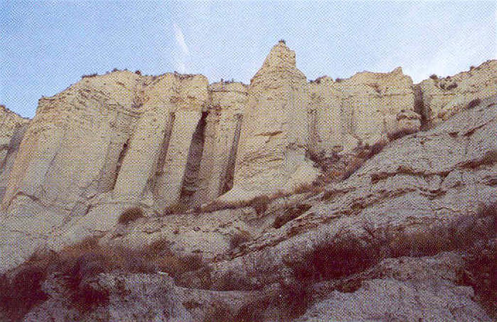 Paredes del Barranco del Infierno. La erosión está condicionada por fracturas verticales en los materiales margo yesíferos miocenos de las paredes. (Foto: FUNDACIÓN SÉNECA)