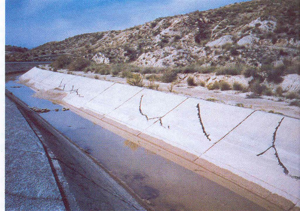 Serie de fracturas en el Canal del Trasvase Tajo-Segura. (Foto: FUNDACIÓN SÉNECA)