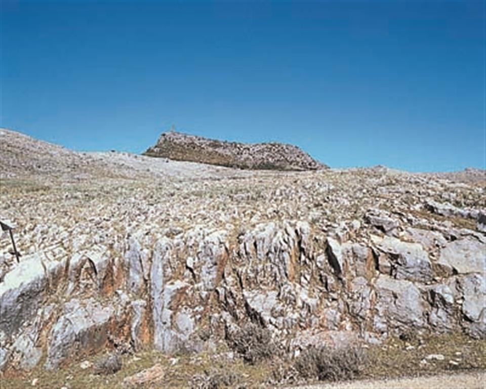 Los lapiaces de grandes dimensiones son algunas de las morfologías exokársticas que caracterizan la Sierra de Cabra. Es el caso del lapiaz de los Lanchares, en la ladera sur del Picacho de Cabra. (Foto: ENRESA-R. Nuche del Rivero).