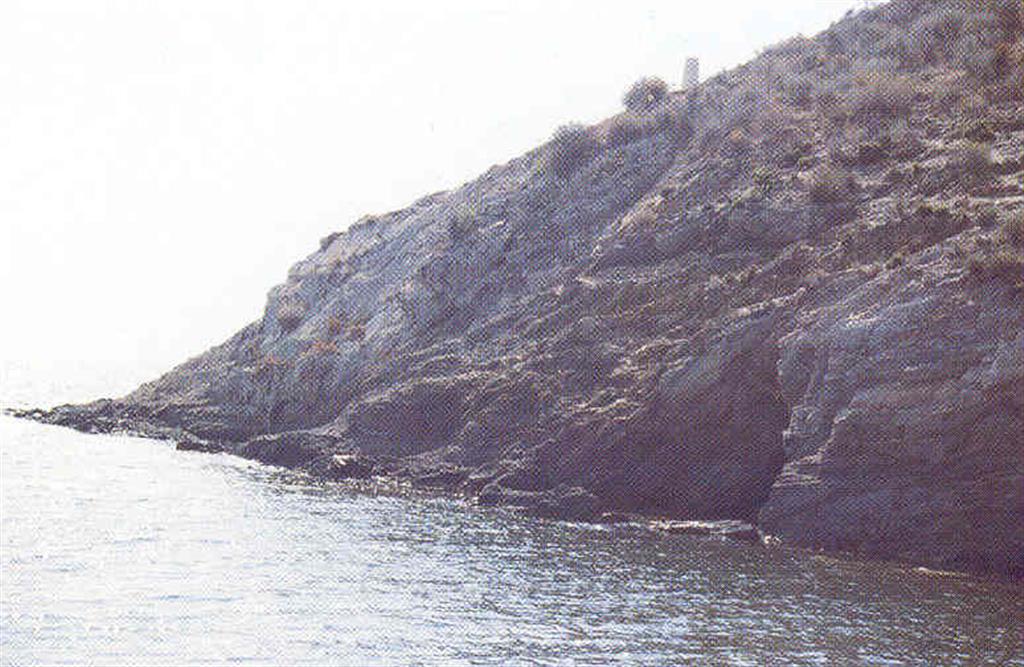 Zona de poniente de la Playa de la Cola. (micaesquistos, cuarcitas, areniscas y metaconglomerados. Paleozoico-Triásico). (Foto: FUNDACIÓN SÉNECA)