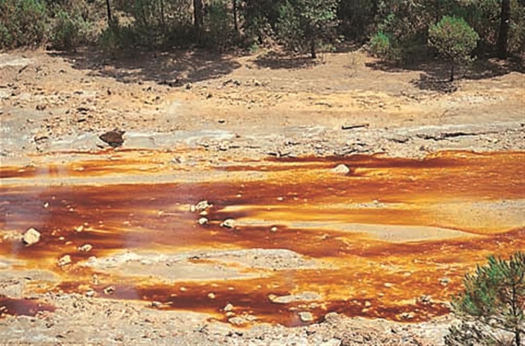 El Río Tinto, aguas arriba de su estuario, presenta su típica coloración rojiza, producto del alto contenido en metales, que le otorga una notable acidez a sus aguas. (Foto: ENRESA-J. Rodríguez Vidal).