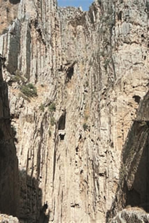 El río Guadalhorce ha creado un profundo surco fluviokárstico en la Sierra del Chorro, excavando las calizas y dolomías mesozoicas, cuya estratificación se observa practicamente vertical. (Foto: ENRESA-JJ. Durán Valsero).