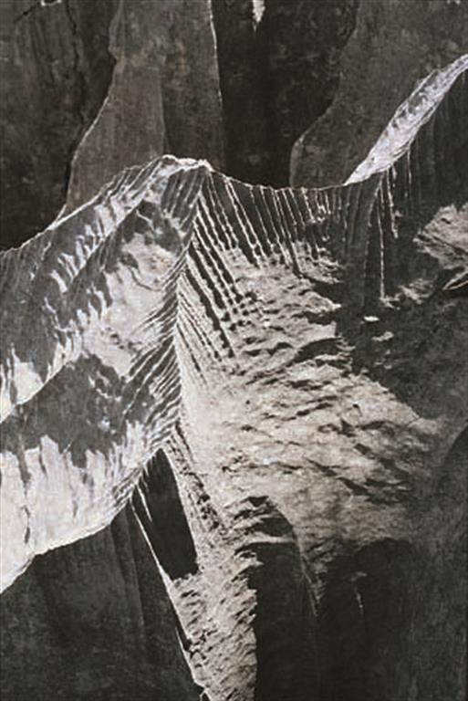 Los lapiaces son formas menores de disolución de la caliza y abundan en todos los rincones de la sierra de Grazalema. Estos encajes pétreos forman caprichosas figuras que esculpen las aguas de lluvia.  (Foto: ENRESA-J. Rodríguez Vidal).