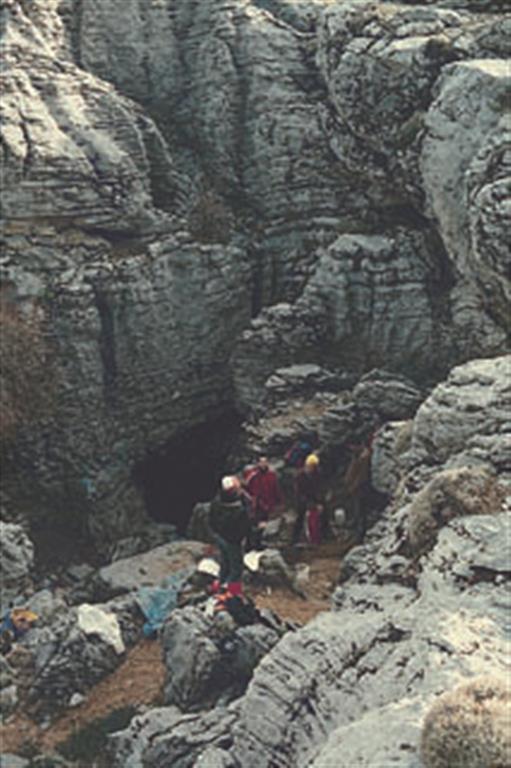 La sierra de las Nieves presenta una variada morfología kárstica. En el endokarst, la sima G.E.S.M.,  (1.101 m.), es la más profunda de Andalucía. (Foto: ENRESA. Sociedad Excursionista de Málaga).