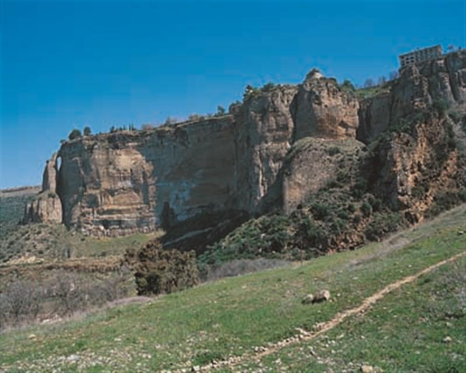 El relieve que caracteriza los alrededores de la ciudad de Ronda, es el resultado de la evolución geológica de la región durante los últimos nueve millones de años. (Foto: ENRESA-R. Nuche del Rivero).