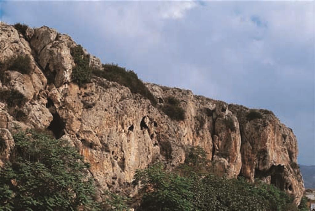Los acantilados calizos (cantiles) que se localizan entre la capital malagueña y la localidad de Rincón de la Victoria, conservan restos de niveles marinos correspondientes a antiguas posiciones de la línea de costa durante el Pleistoceno.