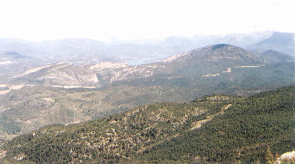 Vista del relieve conforme del anticlinal de Mediano (en segundo término, a la derecha), tomada desde el sur. Las capas que lo dibujan son las calizas del Paleoceno e Ilerdense inferior.
