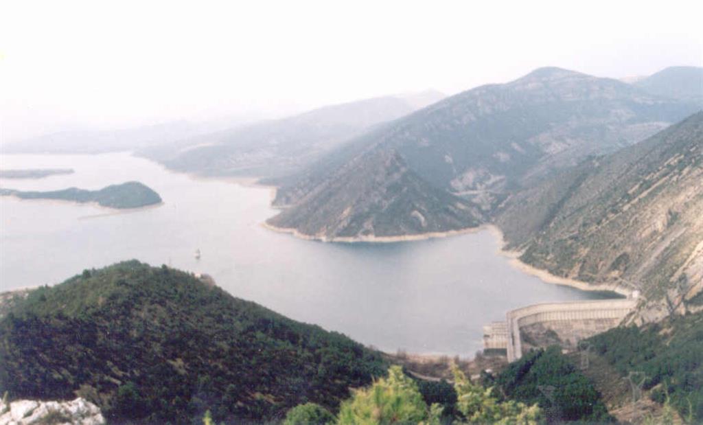 Aspecto del flanco oeste del anticlinal de Mediano, en el área de la presa del embalse del mismo nombre. La fotografía está tomada desde el sur.