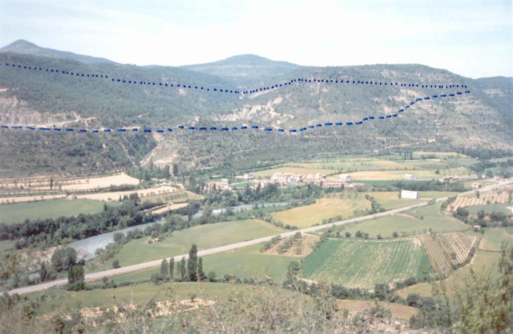 Vista general del cañón de besians. En la derecha de la fotografía, por encima del pueblo, se ven las capas de areniscas bien estratificadas de la Fm. de Perarrúa.