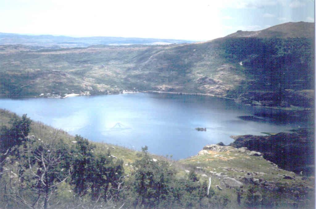 Panorámica del Lago desde un lugar próximo a San Martín de Castañeda. Al fondo Ribadelago (fotografía tomada en 1983)