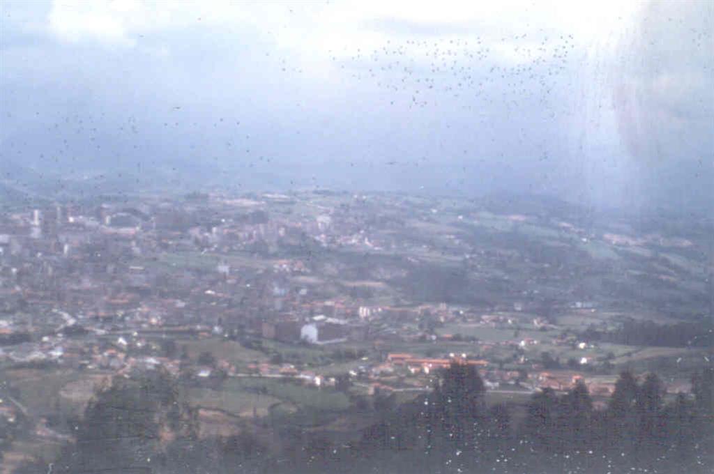 Depresión de Oviedo desde el Monte Naranco. Al fondo borde sur de la depresión (Sierra del Aramo).