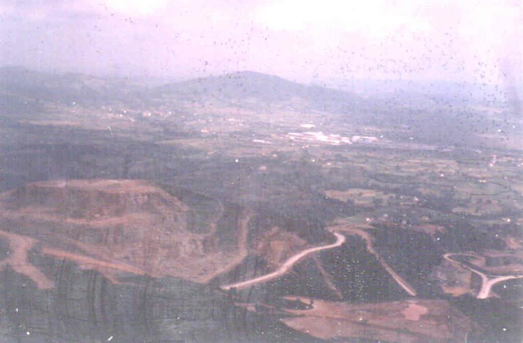 Sector Norte de la depresión mesoterciaria desde el Monte Naranco. En primer término, explotación de calizas devónicas.