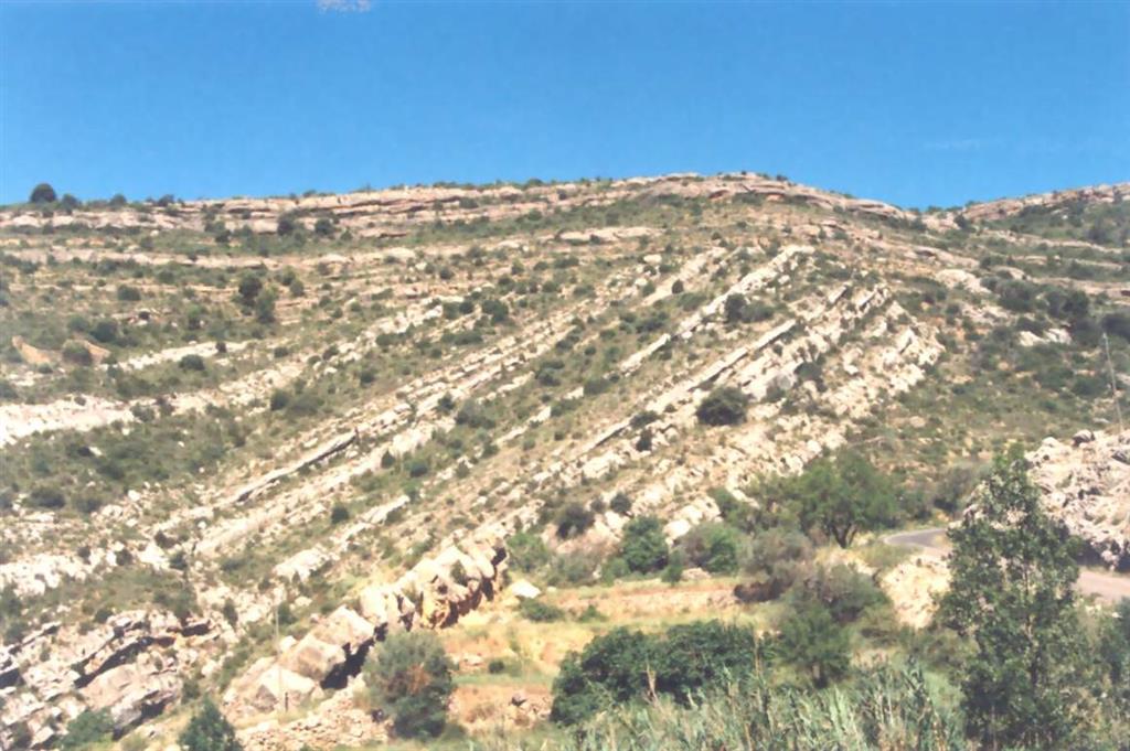 Aspecto de la discordancia oligocena sobre los materiales plegados de las Sierras Marginales. Imagen tomada hacia el NW, desde la carretera que sube desde el valle de Esera hacia la Puebla de Castro.