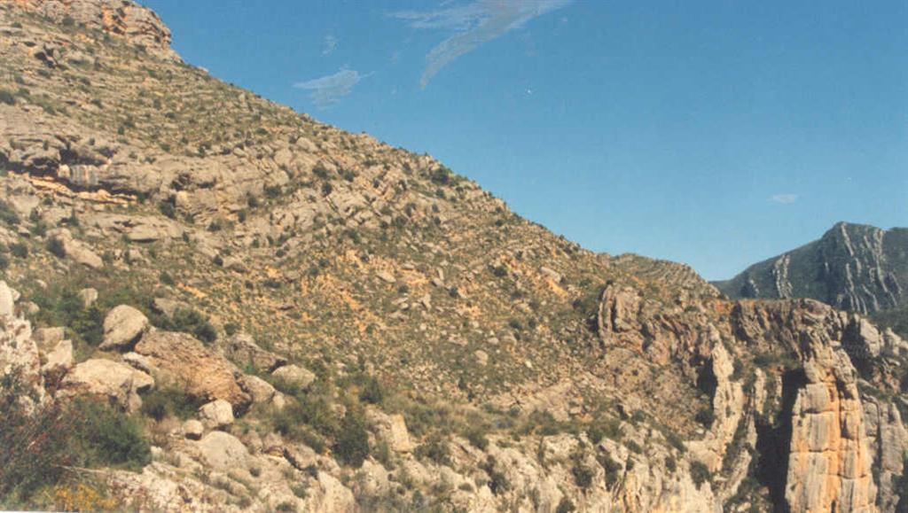 Discordancia progresiva de Olvena, descrita por los conglomerados calcáreos y brechas oligo-miocenos de la vertiente norte del desfiladero de Esera, en las proximidades de Olvena.