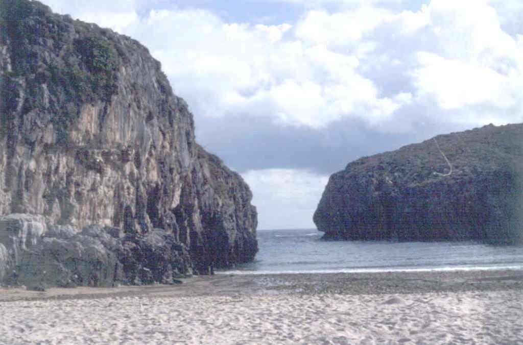 Acantilados calcáreos con formas de erosión cárstica y playa de cueva del Mar.