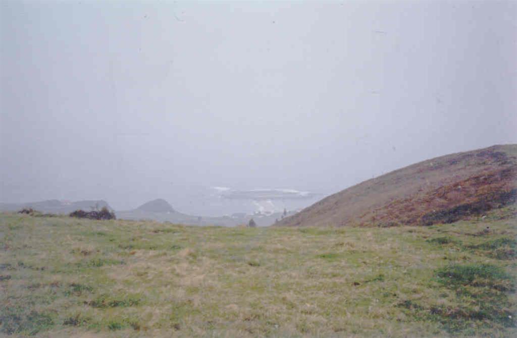Parte oriental de la Sierra Plana de Tina Mayor. Al fondo el tómbolo de Pechón.